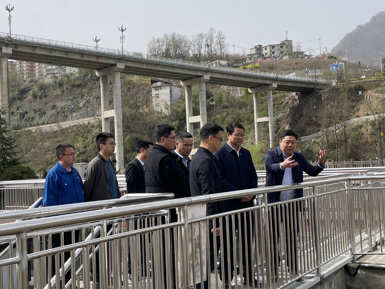 安康市政協(xié)副主席、嵐皋縣委書記馬宏偉道水環(huán)境公司嵐皋縣污水處理廠調(diào)研-配圖.jpg