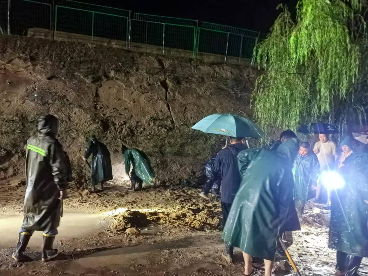 油氣工程公司王渠則站組織全員“戰(zhàn)暴雨、搶排險(xiǎn)、保安全”.jpg